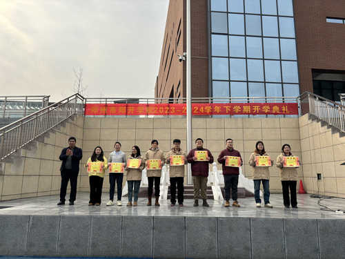 党委书记王书欣为优秀班集体代表颁发奖状。
